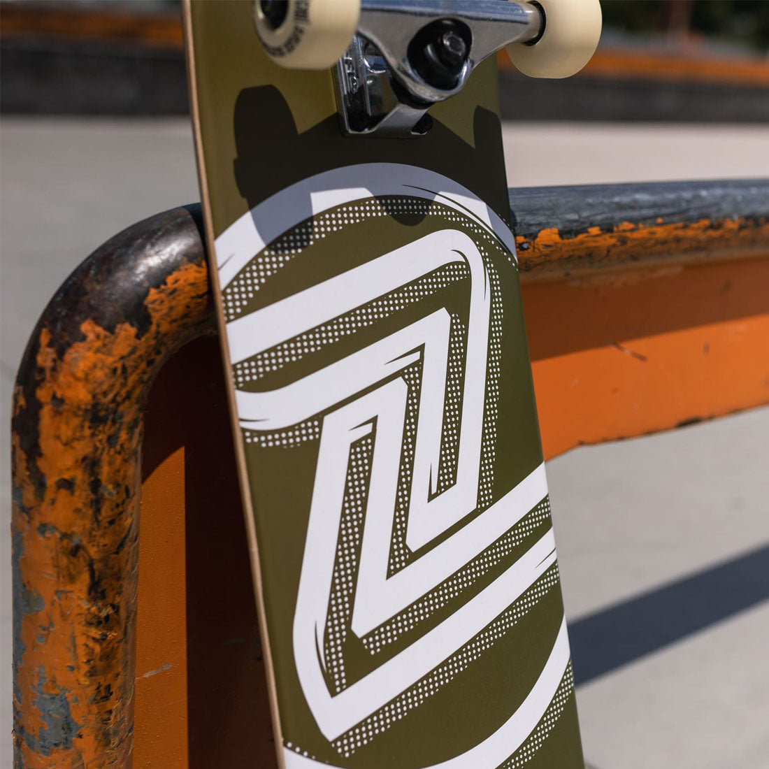 Z-Flex Logo 7.8 Complete - Gold Skateboard Completes Modern Street